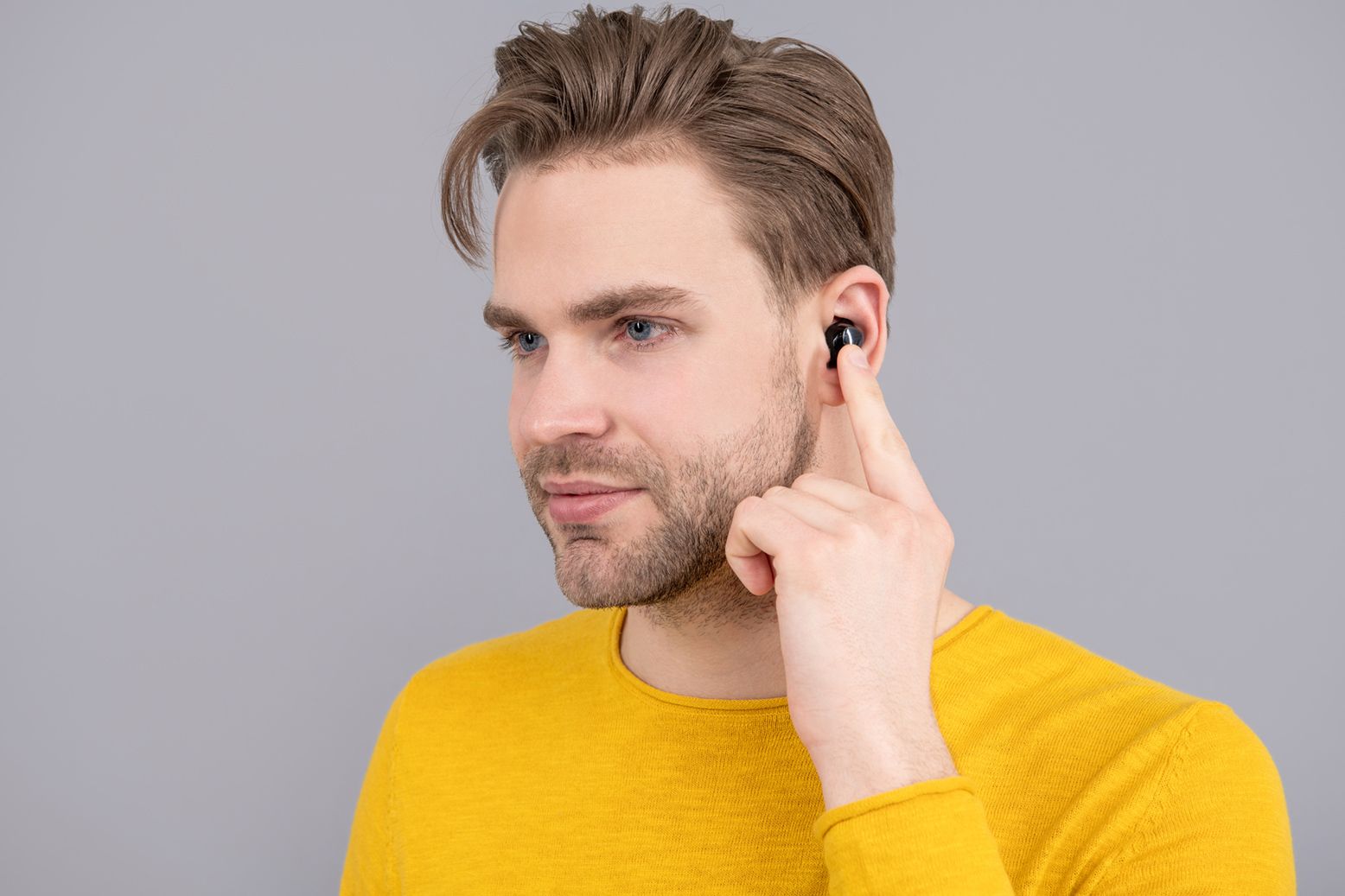 Mann mit In-Ear-Kopfhörern