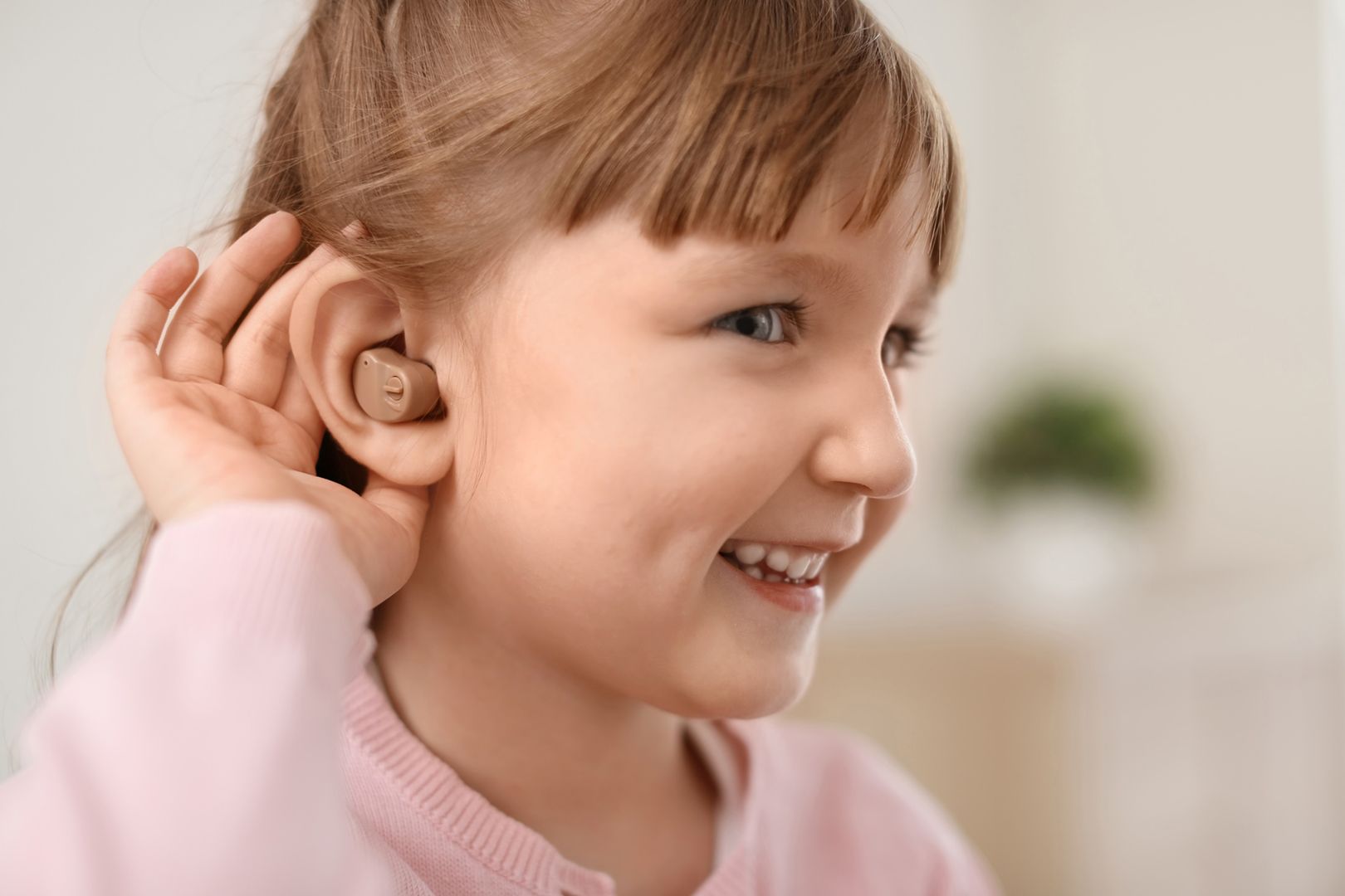 Kind mit Hörgerät im Ohr